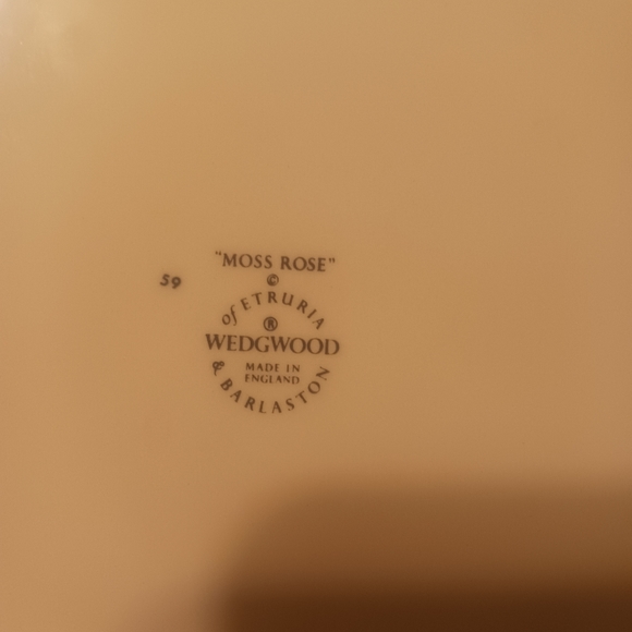 Wedgewood Moss Rose plate with wooden stand - Picture 2 of 2